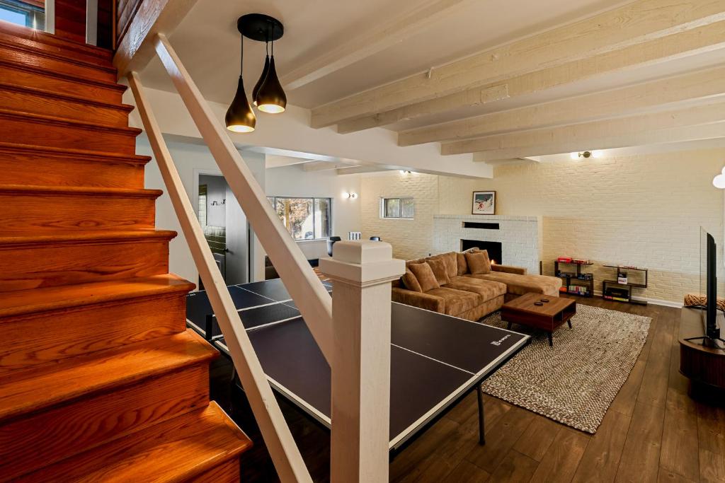 Iconic Chalet with Sauna, Hot Tub, Fire Pit, Plunge - Image 8