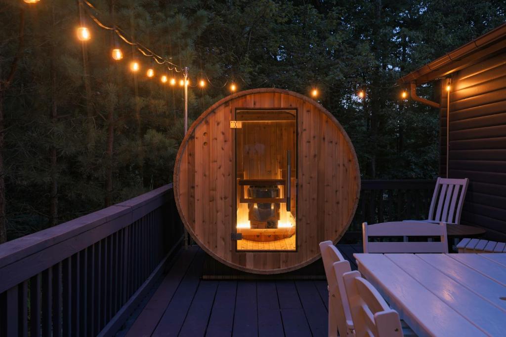 Iconic Chalet with Sauna, Hot Tub, Fire Pit, Plunge