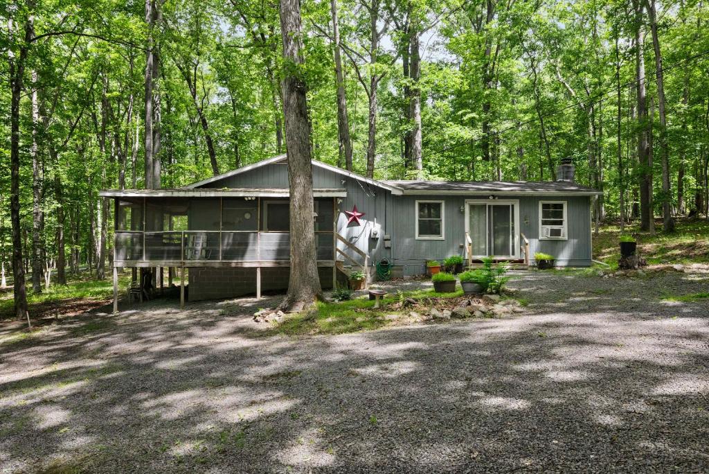 Dog-Friendly w Hot Tub, Fire Pit & River Access - Image 7