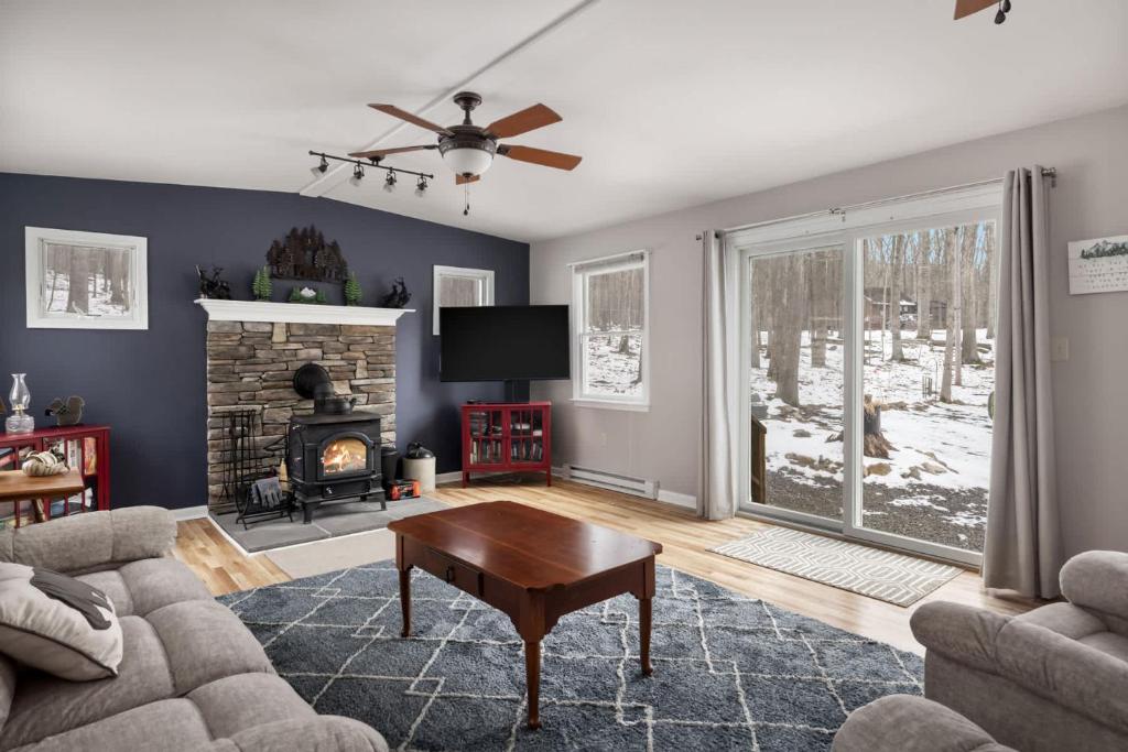 Dog-Friendly w Hot Tub, Fire Pit & River Access - Image 8