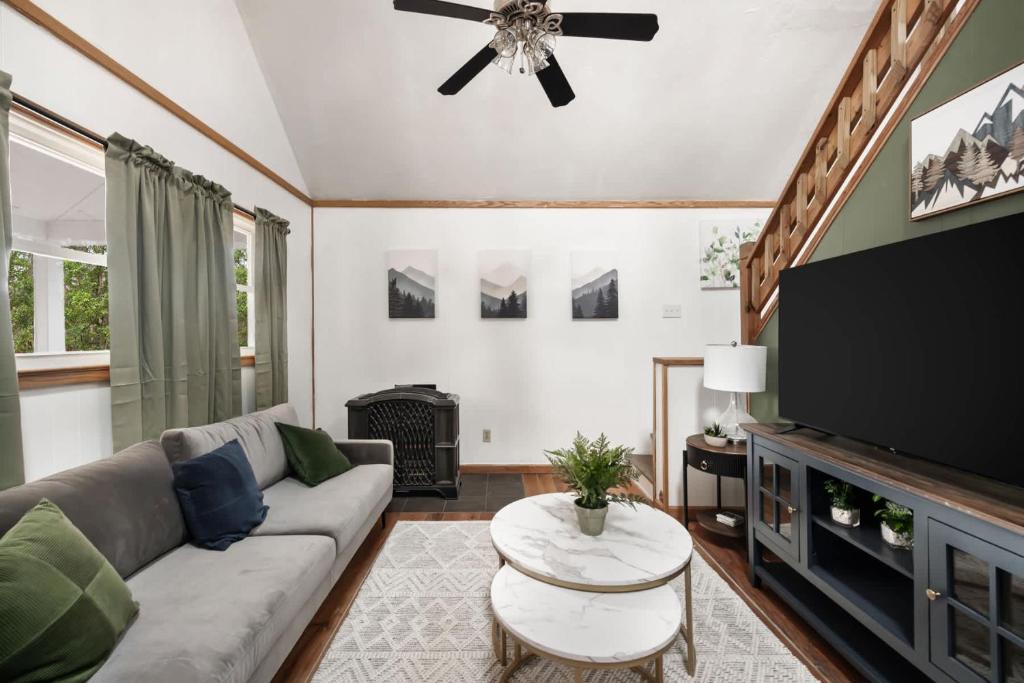 Cozy w Hot Tub Fire Pit Wifi Grill Deck & Pets - Image 6