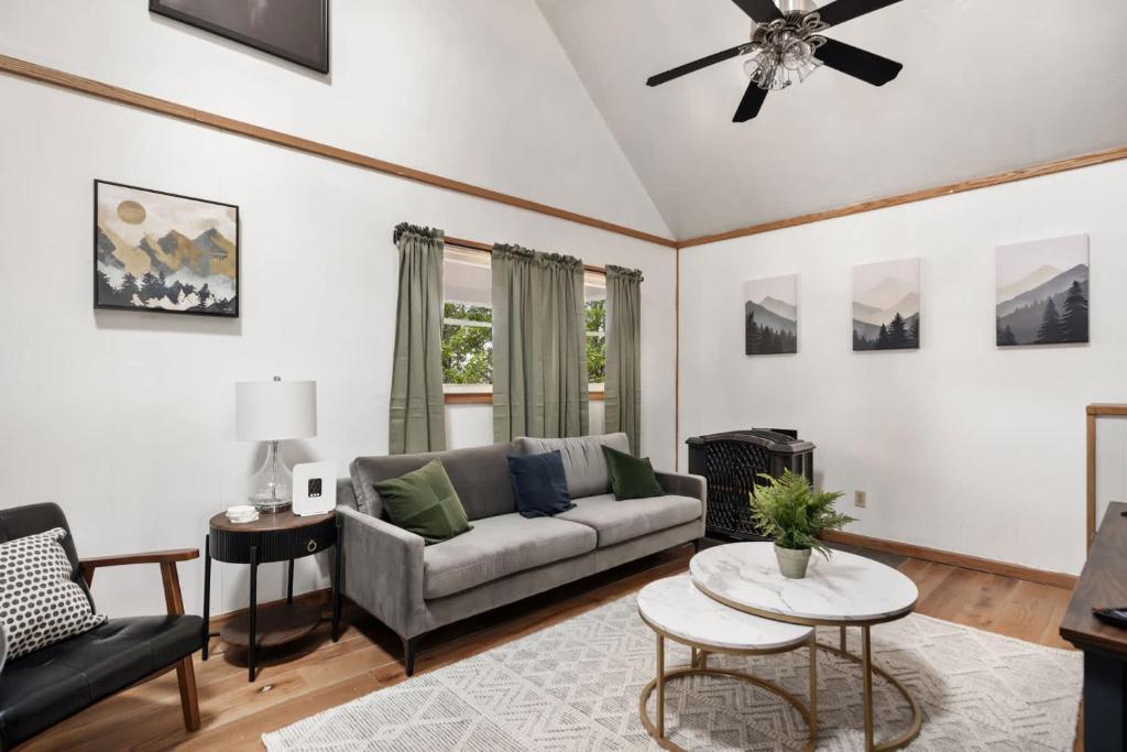 Cozy w Hot Tub Fire Pit Wifi Grill Deck & Pets - Image 7