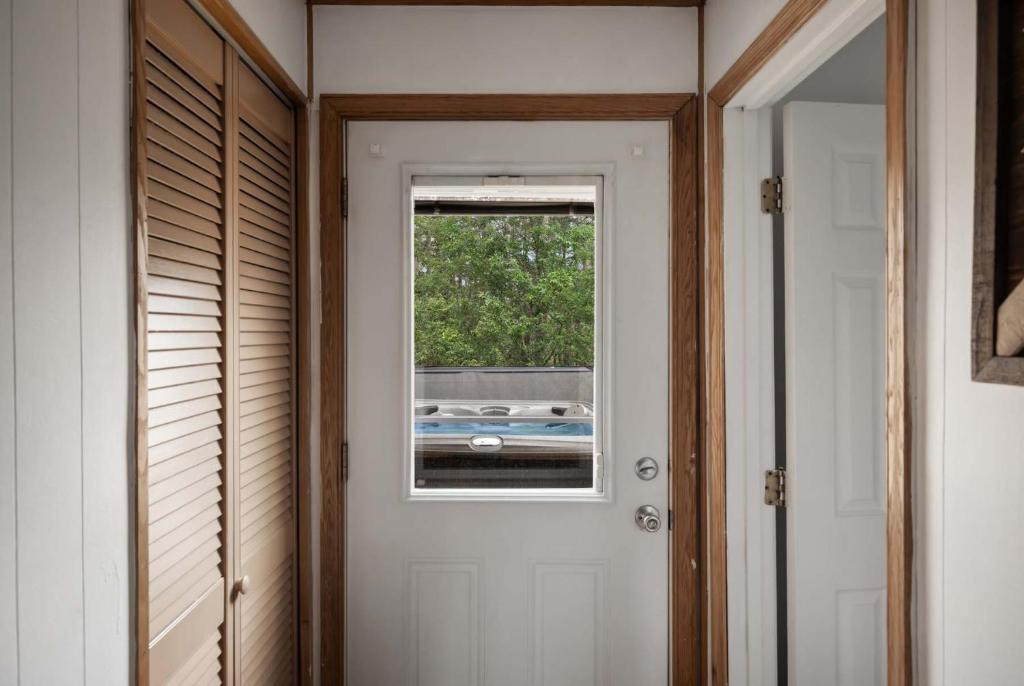 Hot Tub (Jacuzzi) - Photo 2