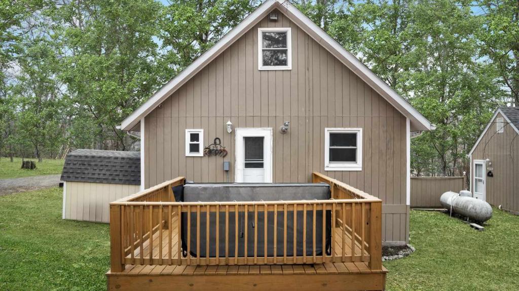 Cozy w Hot Tub Fire Pit Wifi Grill Deck & Pets