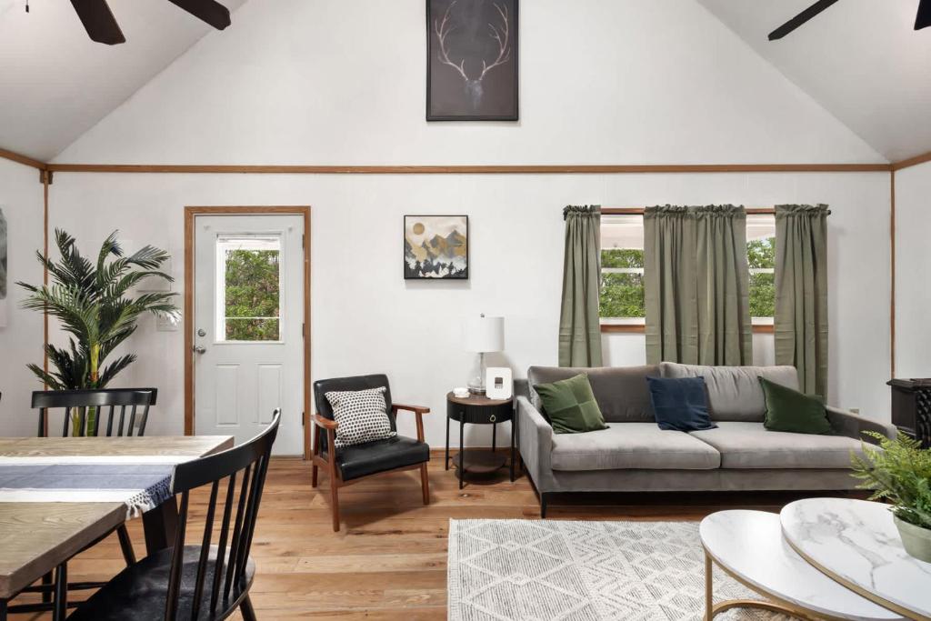 Cozy w Hot Tub Fire Pit Wifi Grill Deck & Pets - Image 8