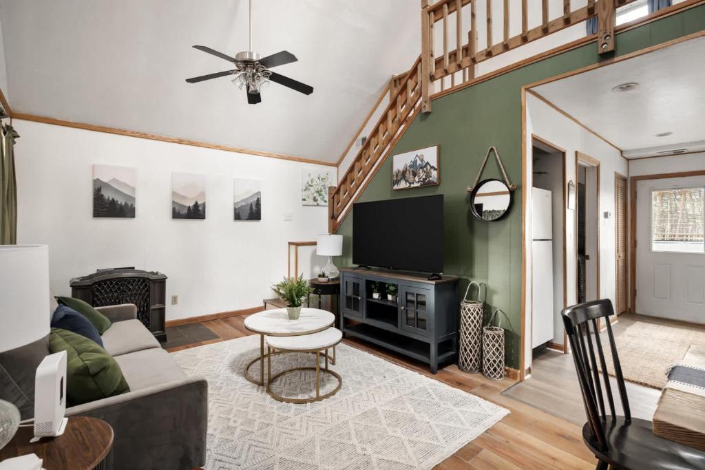 Cozy w Hot Tub Fire Pit Wifi Grill Deck & Pets - Image 4