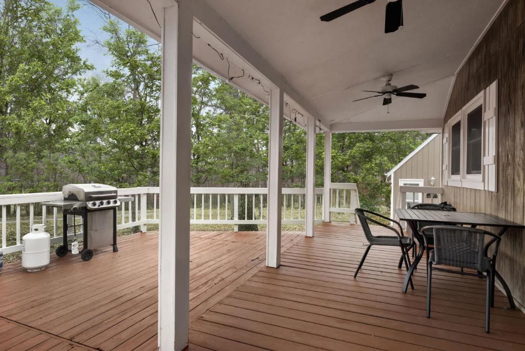 Cozy w Hot Tub Fire Pit Wifi Grill Deck & Pets - Image 5