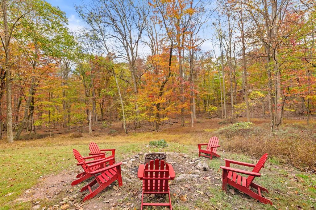 Wooded Chalet w Hot Tub & Indoor Pool, Gym Access - Image 4