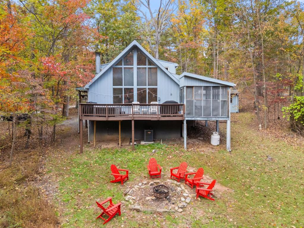 Wooded Chalet w Hot Tub & Indoor Pool, Gym Access