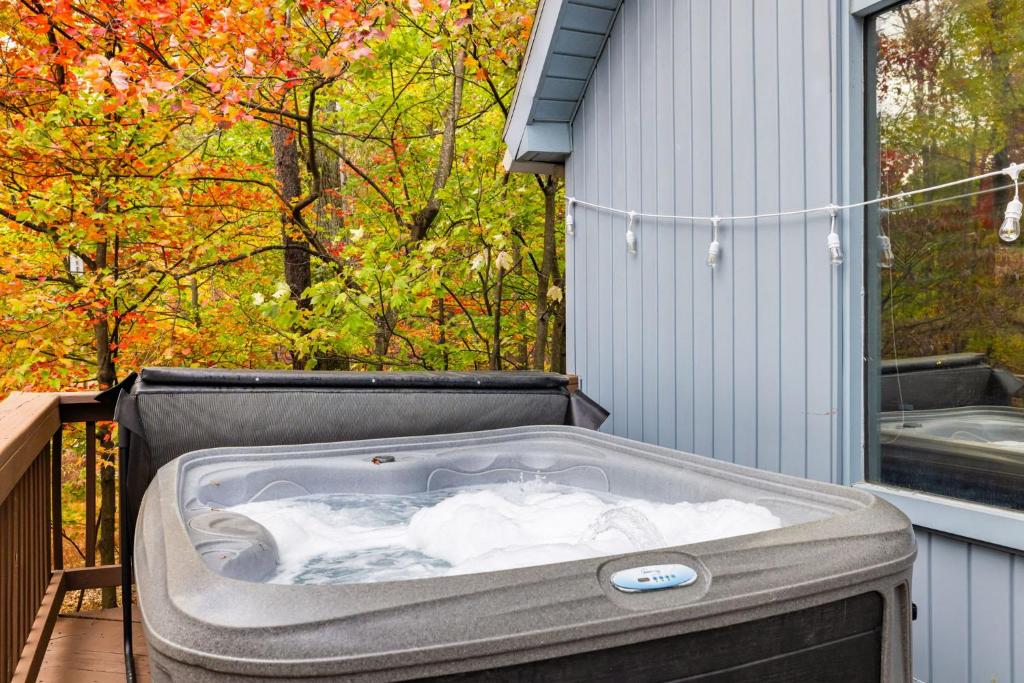 Wooded Chalet w Hot Tub & Indoor Pool, Gym Access