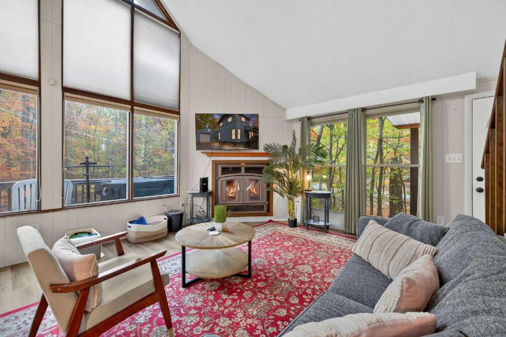 Wooded Chalet w Hot Tub & Indoor Pool, Gym Access - Image 8