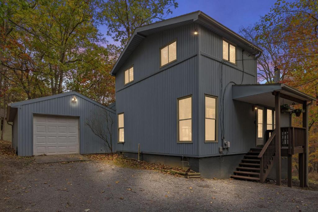 Wooded Chalet w Hot Tub & Indoor Pool, Gym Access - Image 6