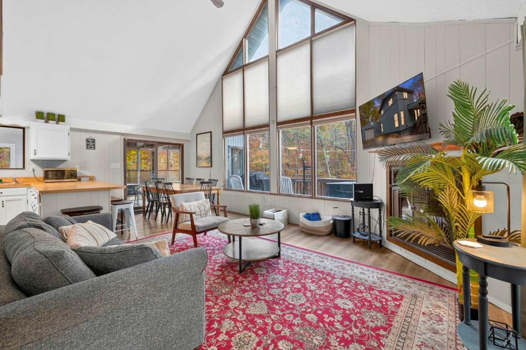 Wooded Chalet w Hot Tub & Indoor Pool, Gym Access - Image 7