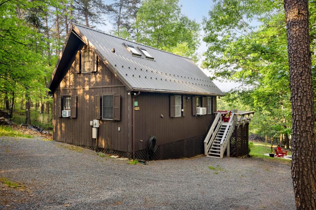 Chalet w Hot Tub, Grill, FirePit, WiFi,PetFriendly - Image 6