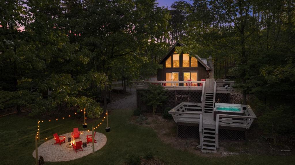 Chalet w Hot Tub, Grill, FirePit, WiFi,PetFriendly