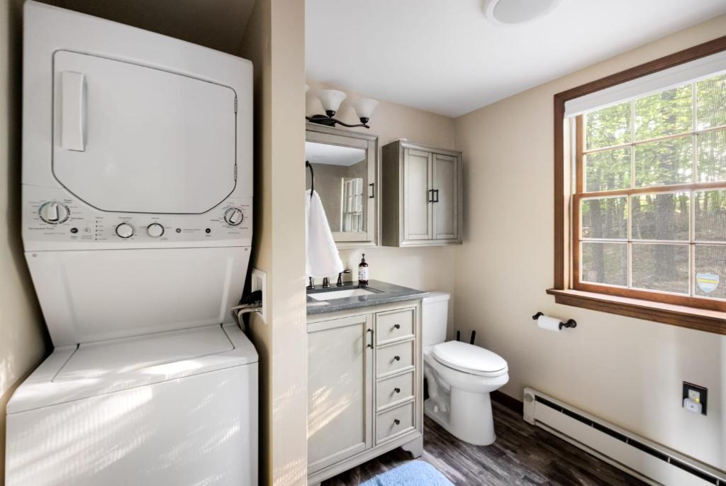 Chalet w Hot Tub, Grill, FirePit, WiFi,PetFriendly - Image 8