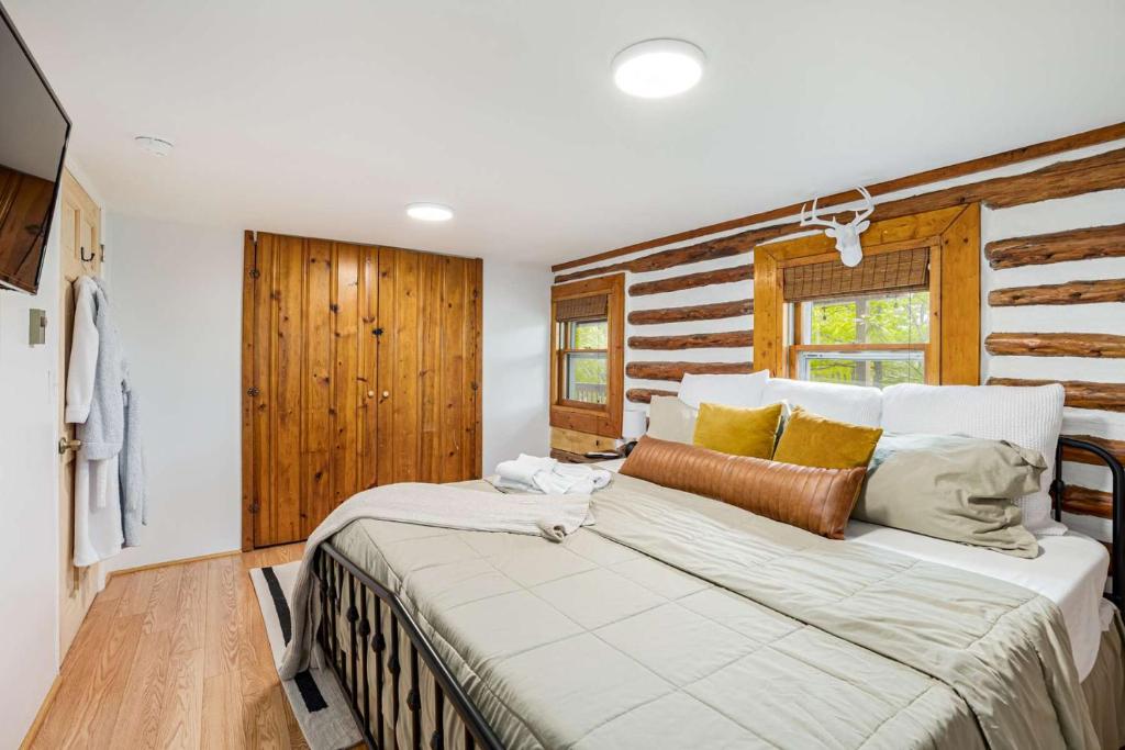 Modernized Log Cabin w Hot Tub Fire Pit & Views - Image 7