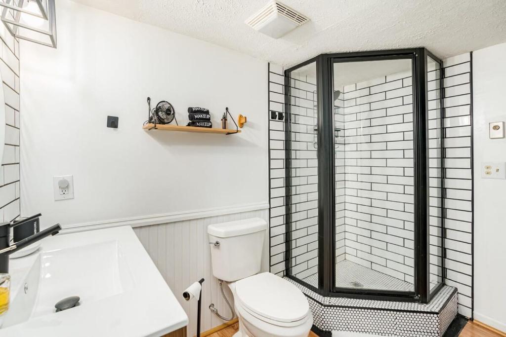 Modernized Log Cabin w Hot Tub Fire Pit & Views - Image 8