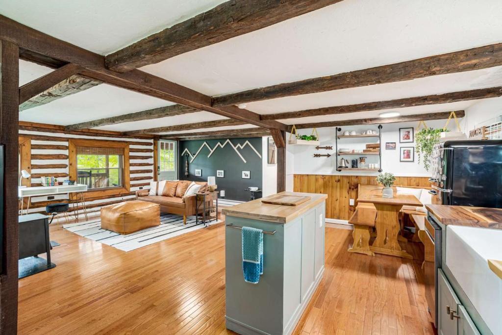 Modernized Log Cabin w Hot Tub Fire Pit & Views - Image 5