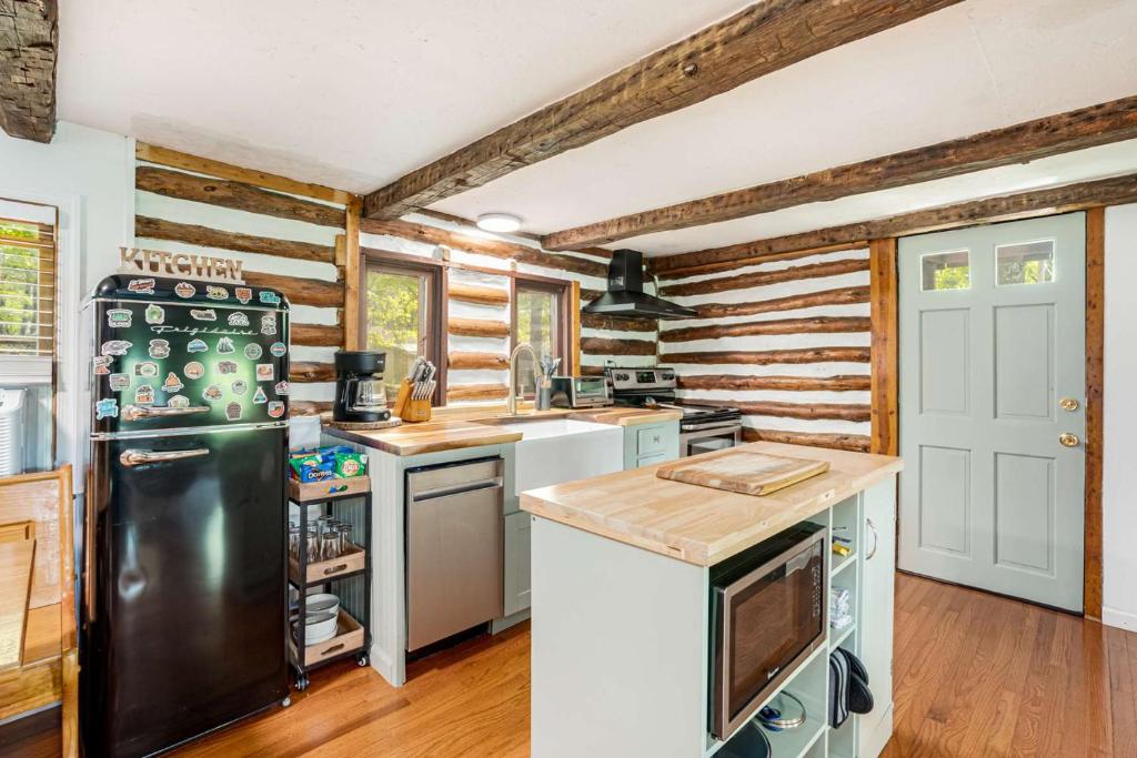 Modernized Log Cabin w Hot Tub Fire Pit & Views - Image 4