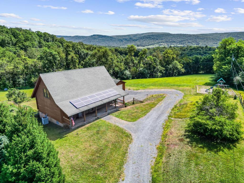 Mountain Escape on 6 acres w Hot Tub & Privacy