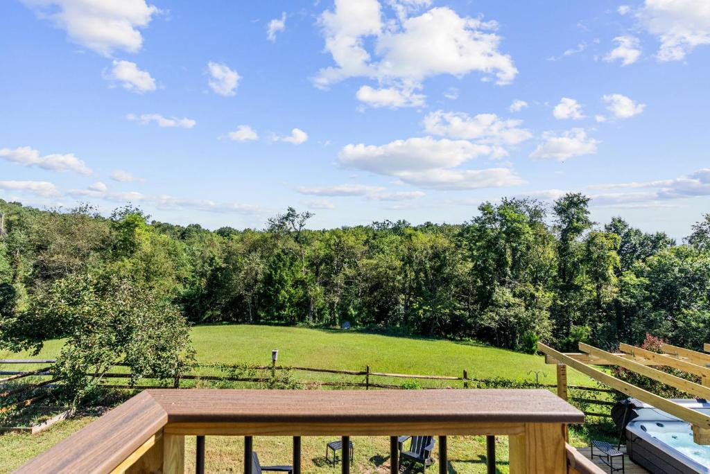 Mountain Escape on 6 acres w Hot Tub & Privacy