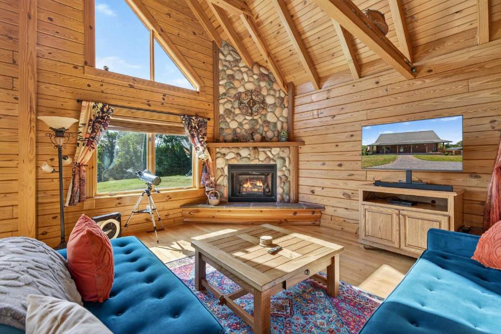 Mountain Escape on 6 acres w Hot Tub & Privacy - Image 8