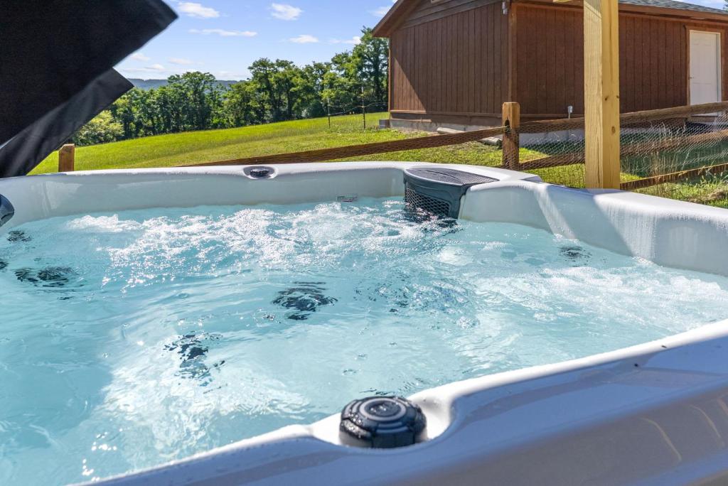 Hot Tub (Jacuzzi) - Photo 3