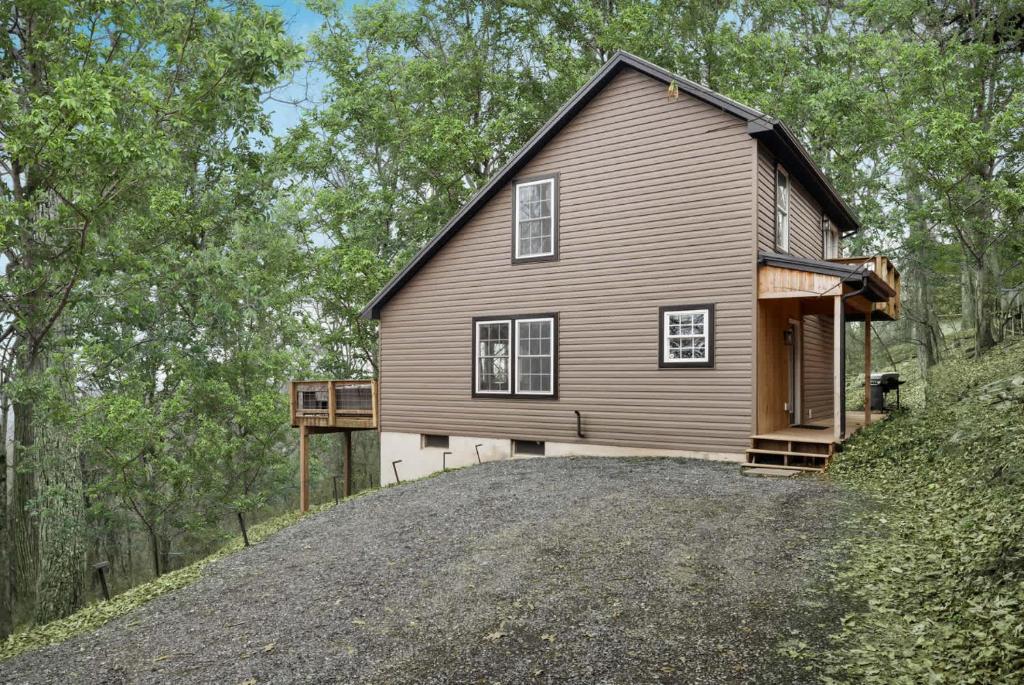 Valley Views Hot Tub Deck Screened Porch & WiFi - Image 5