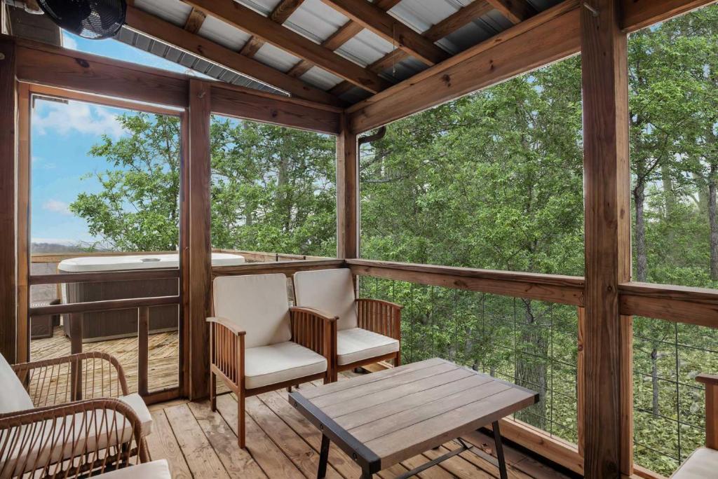 Valley Views Hot Tub Deck Screened Porch & WiFi