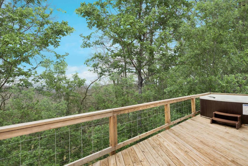 Hot Tub (Jacuzzi) - Photo 2