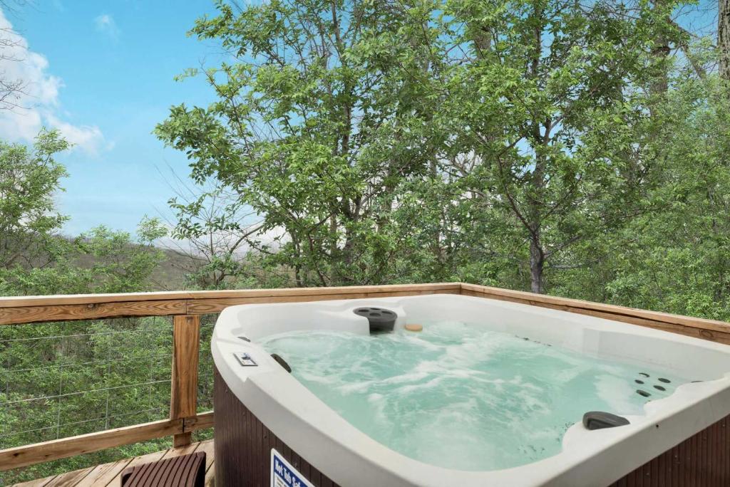 Valley Views Hot Tub Deck Screened Porch & WiFi