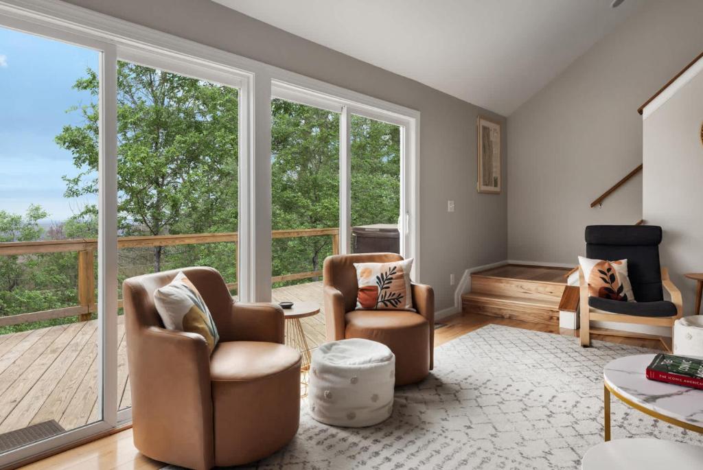 Valley Views Hot Tub Deck Screened Porch & WiFi - Image 8