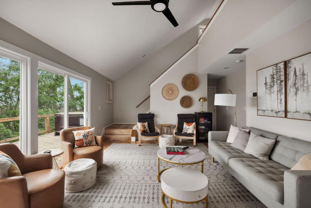 Valley Views Hot Tub Deck Screened Porch & WiFi - Image 7