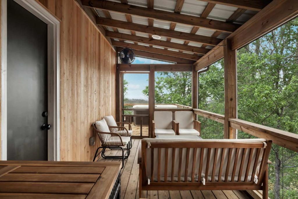 Hot Tub (Jacuzzi) - Photo 3