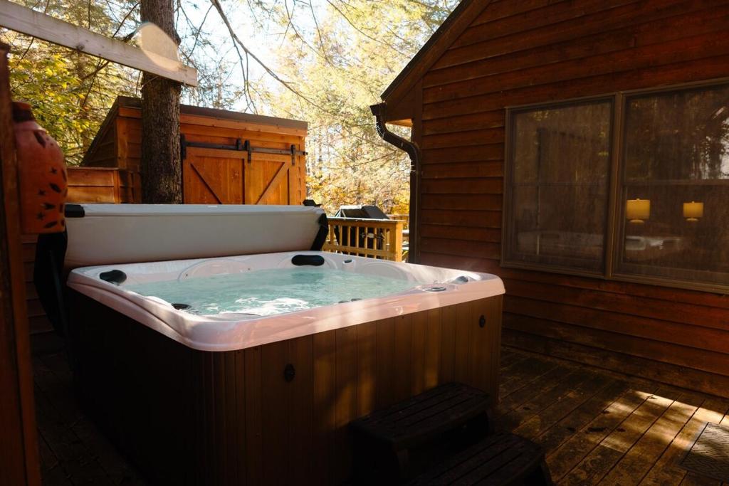 Hot Tub (Jacuzzi) - Photo 2