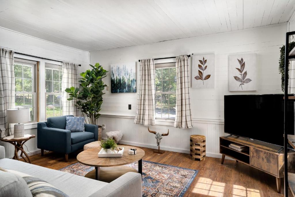 River Access w Hot Tub, Grill, WiFi, & Fire Pit! - Image 6