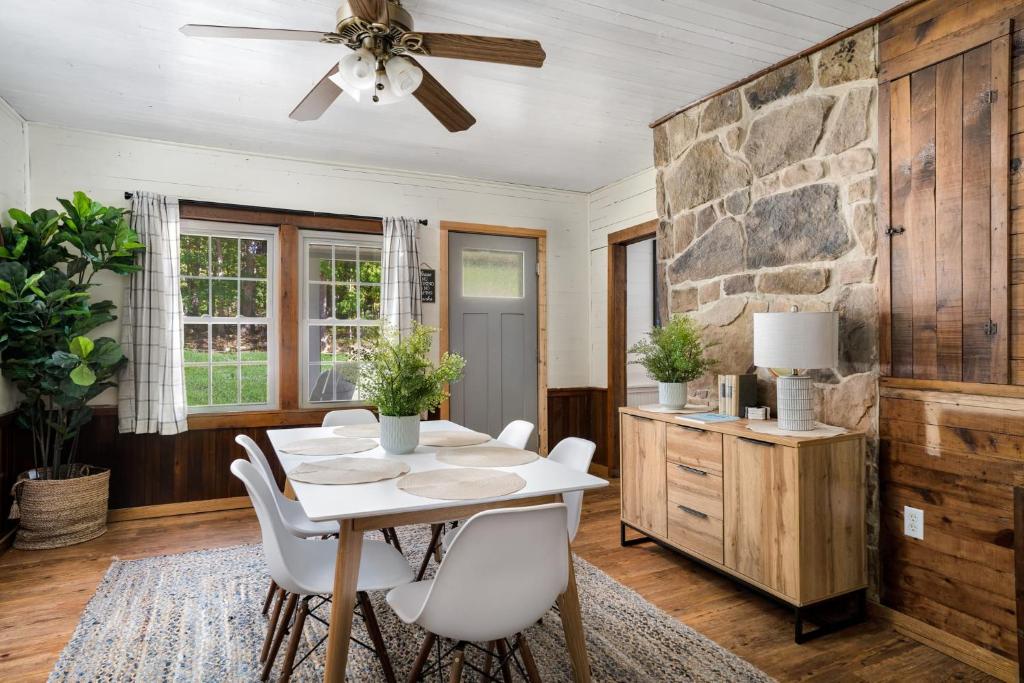 River Access w Hot Tub, Grill, WiFi, & Fire Pit! - Image 8