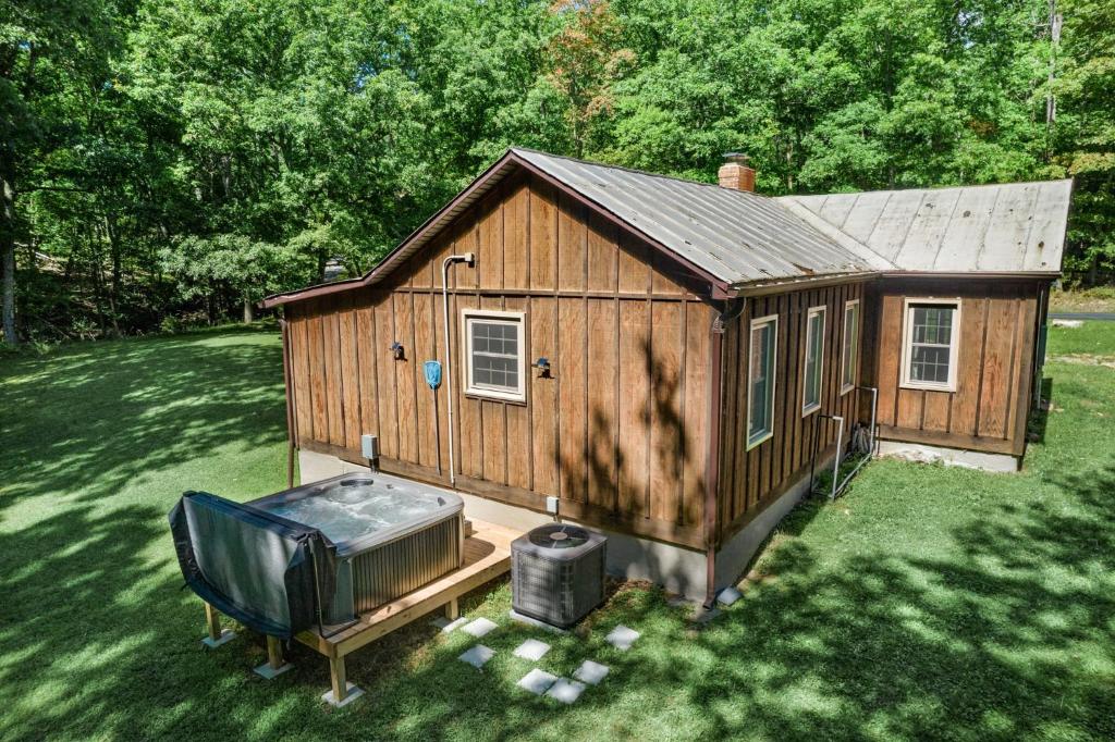 River Access w Hot Tub, Grill, WiFi, & Fire Pit!