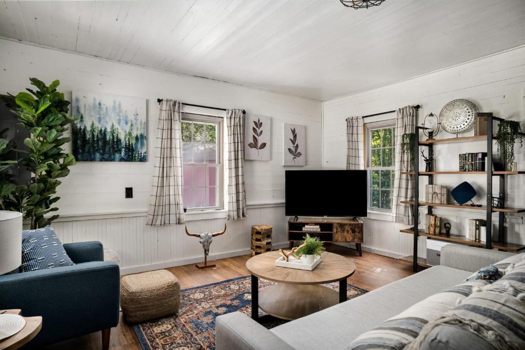 River Access w Hot Tub, Grill, WiFi, & Fire Pit! - Image 7