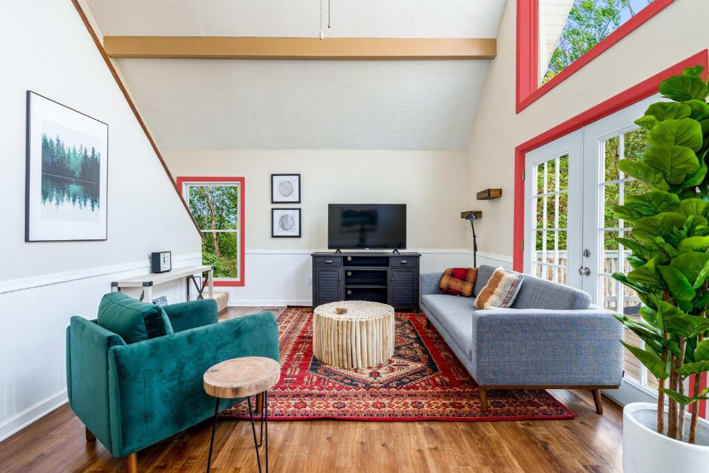 Hot Tub, Fire Pit, Deck, Grill, WiFi, Dog-Friendly - Image 8