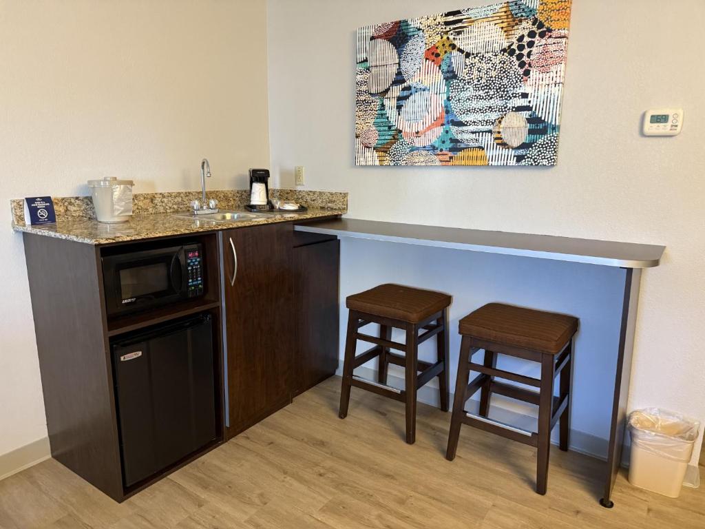 Microtel Inn & Suites by Wyndham Wheeling at The Highlands - Image 4