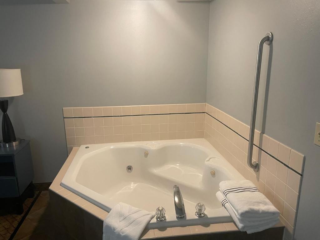 Hot Tub (Jacuzzi) - Photo 3