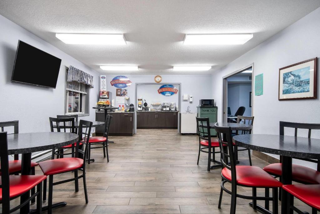 Baymont by Wyndham Marinette - Image 7