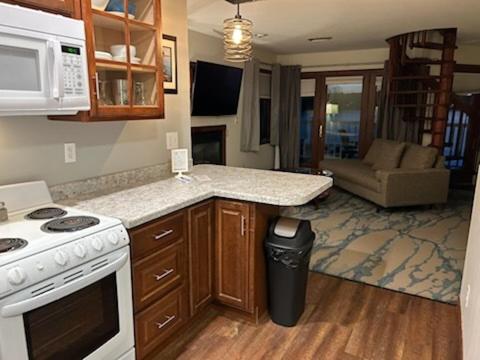 Snug Harbor Inn - Image 6