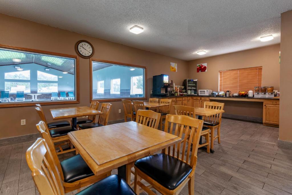 Quality Inn Redgranite - Image 5