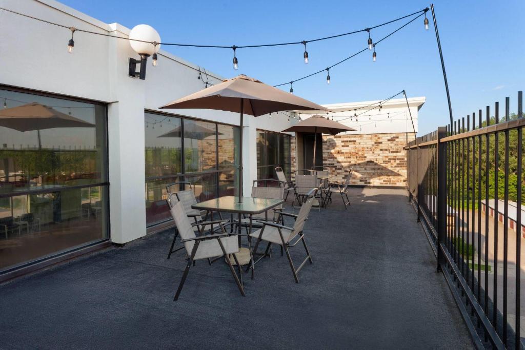 AmericInn & Suites by Wyndham Baraboo Event Center - Image 6