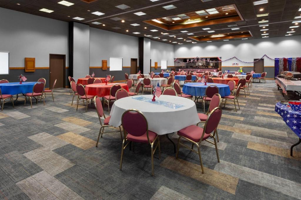 AmericInn & Suites by Wyndham Baraboo Event Center - Image 7