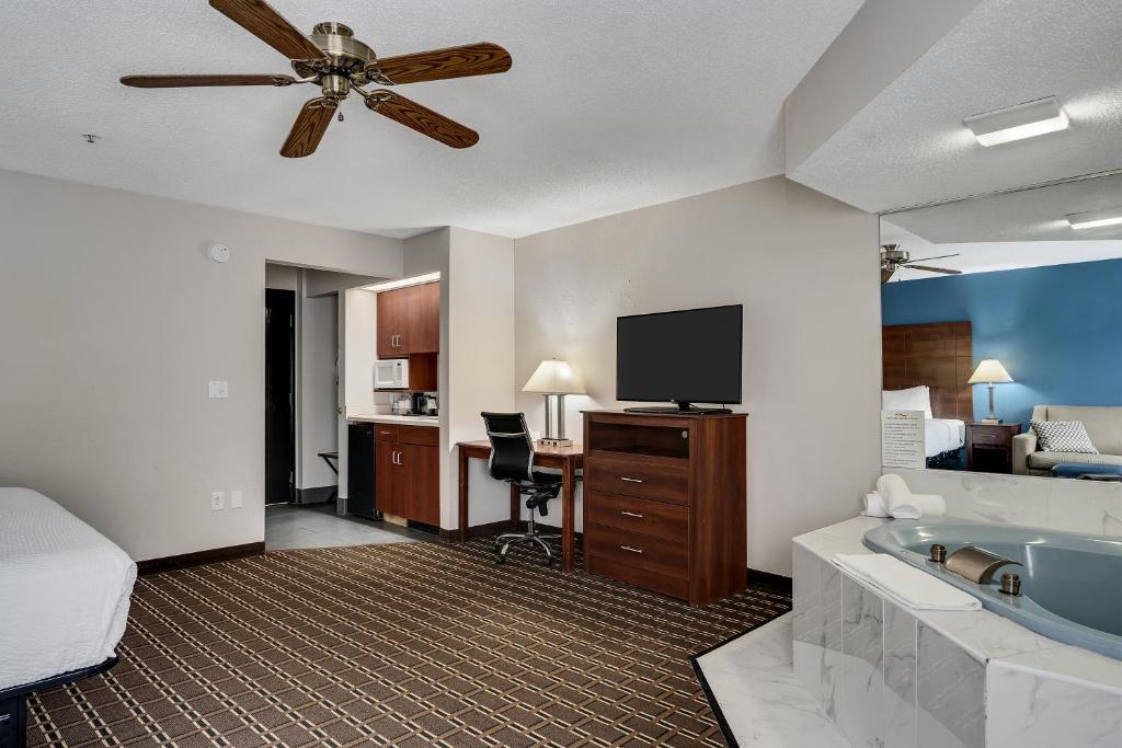 Hot Tub (Jacuzzi) - Photo 2