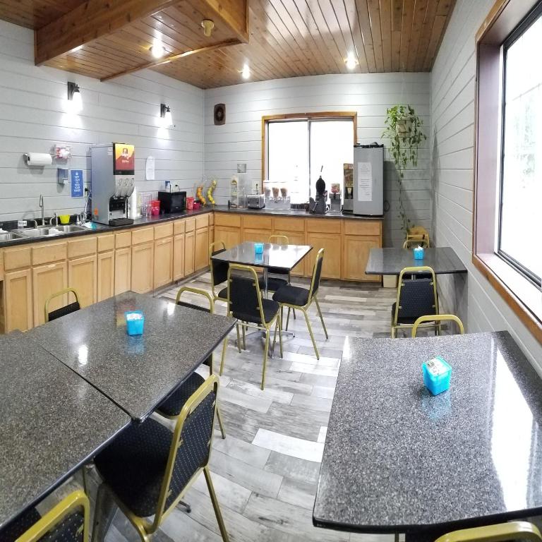 Adams Inn and Suites - Image 8